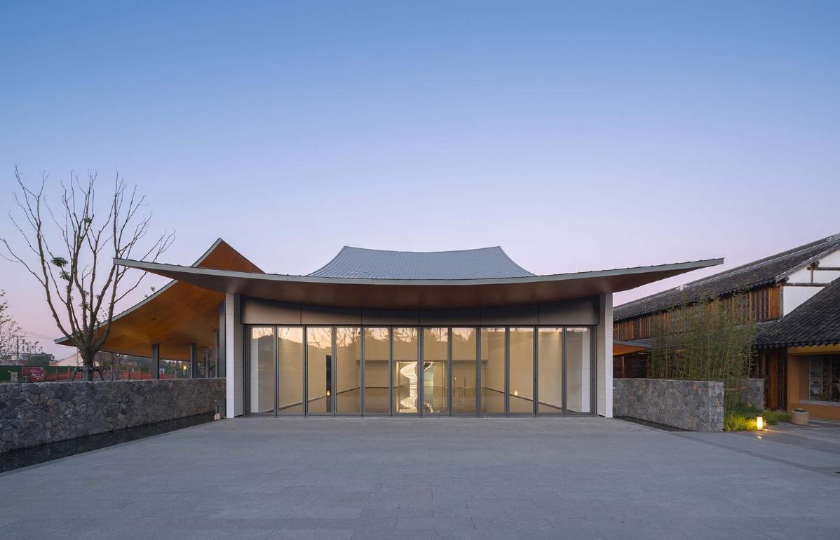24_展廳幕墻可開啟，實(shí)現(xiàn)室內(nèi)外展陳空間融合（閉合狀態(tài)）_?此間建筑攝影.jpg