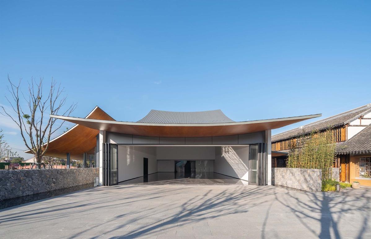 25_展廳幕墻可開啟，實(shí)現(xiàn)室內(nèi)外展陳空間融合（開啟狀態(tài)）_?此間建筑攝影.jpg